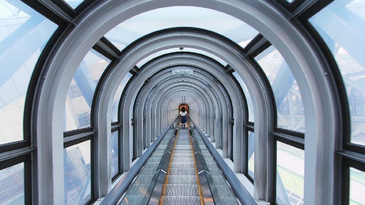 Hình ảnh tòa nhà Umeda Sky và cặp thang cuốn trên cao