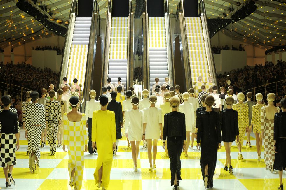 Khi-Louis-Vuitton-dua-thang-may-len-san-dien-thoi-trang-22